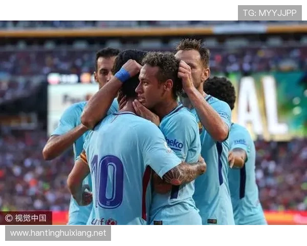 内马尔邀球迷观赛拥抱落泪现场